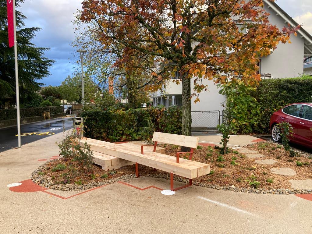 Banc trois assises installé — aménagement espace vert, Gland
